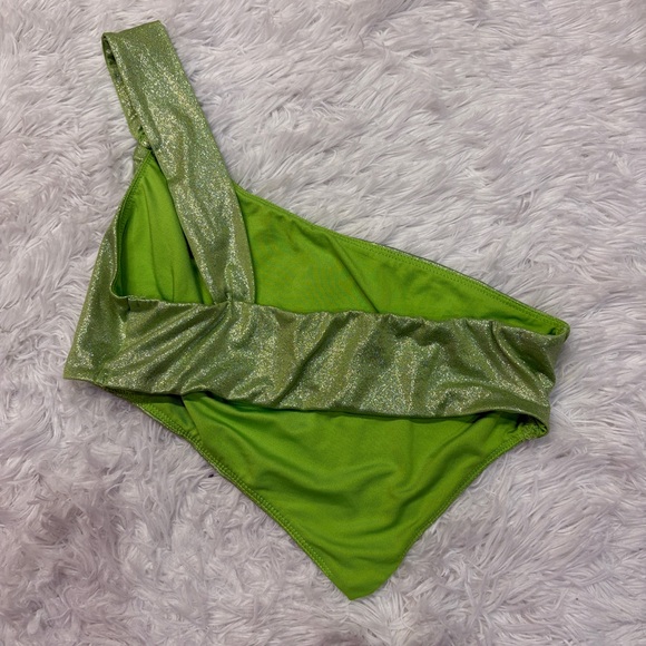 Princess Polly Green Sparkle Metallic Asymmetrical One Shoulder Crop Top - Picture 3 of 4